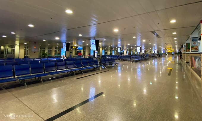 Covid-19 comeback dashes airlines’ summer recovery hopes