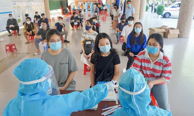 Covid-19 epicenter Da Nang to screen all families, possibly ease social distancing