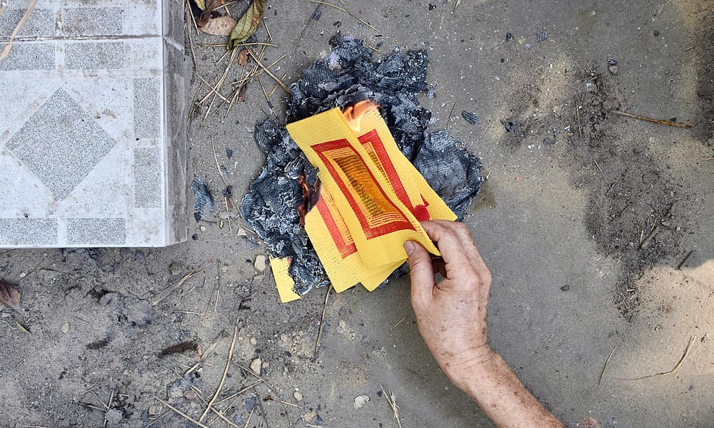 Vietnamese lose burning desire to please the deceased with joss paper