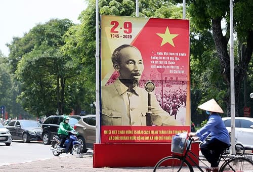 Streets of Ha Noi dazzled with flags, flowers to celebrate National Day