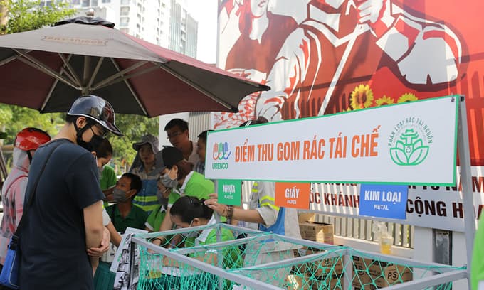 Hanoians exchange recyclable trash for "clean" gifts