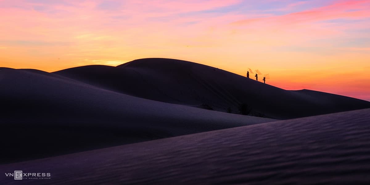 Lensman captures lovely images of Cham women, sand dunes