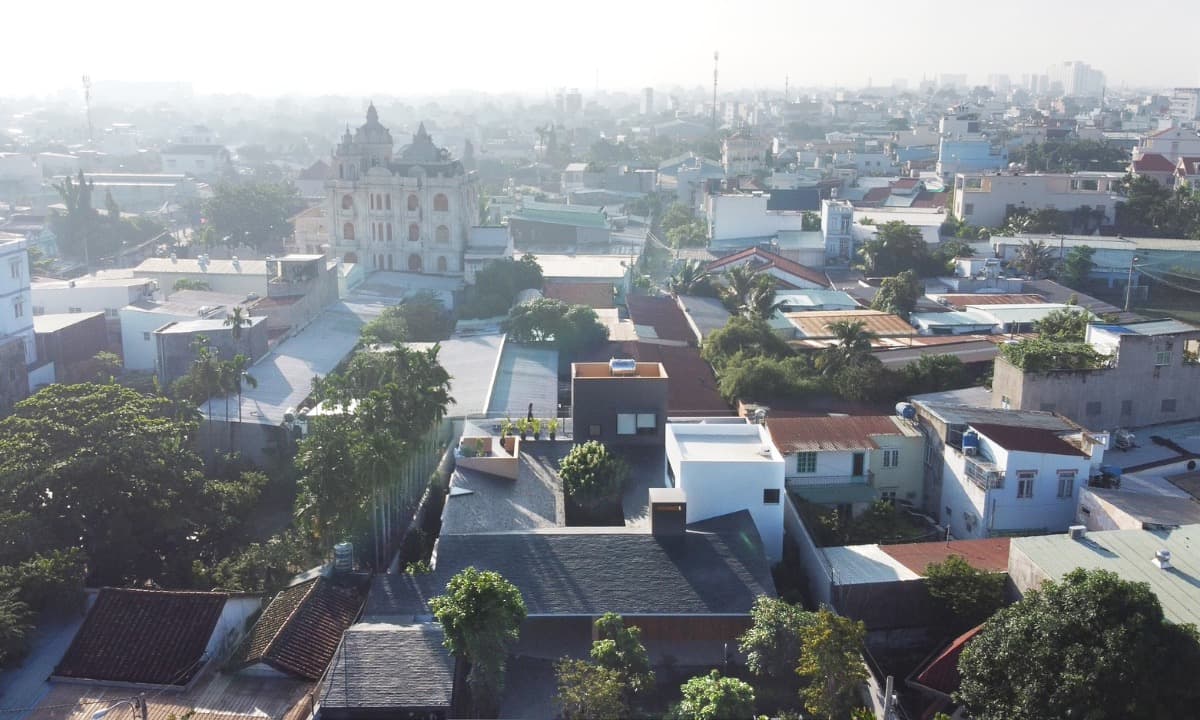 Saigon house's garden boosts connection of three-generation family
