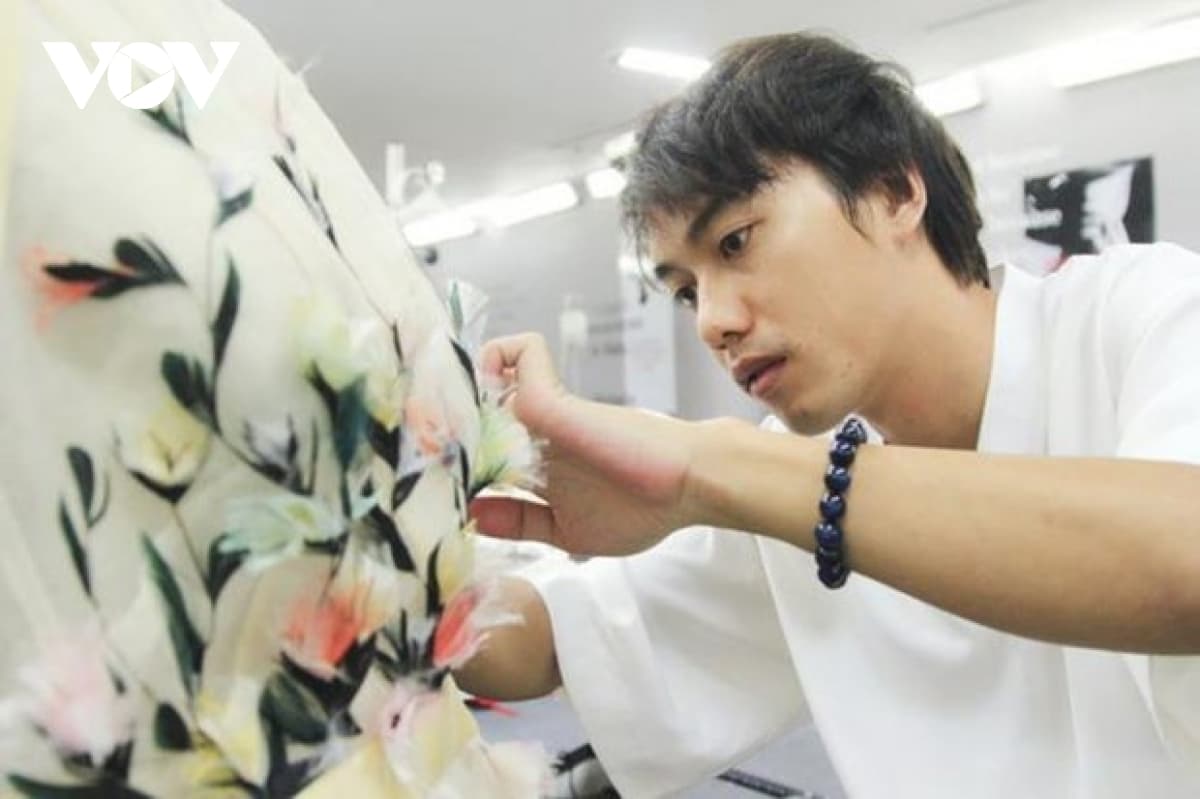 Vietnamese designer introduces new collection at London Fashion Week