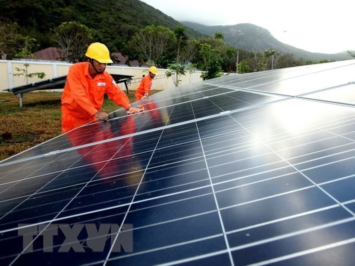 EVN pilots online platform to assist with roof-top solar power development