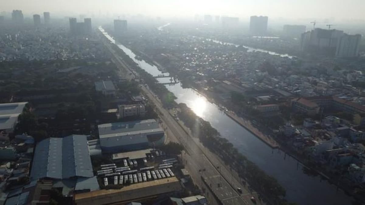 Poor visibility hampers commuters as fog hits HCM City