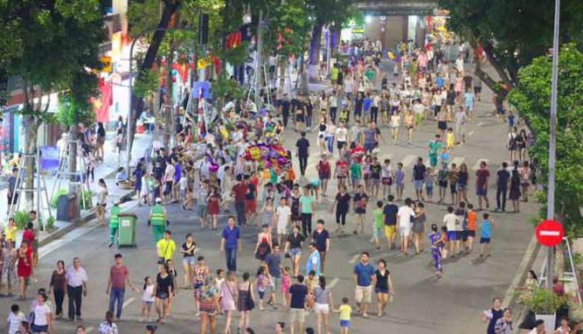 Hanoi considers allowing overnight services to boost night-time economy