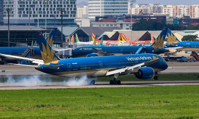 Vietnam lifts social distancing restrictions on planes leaving Da Nang