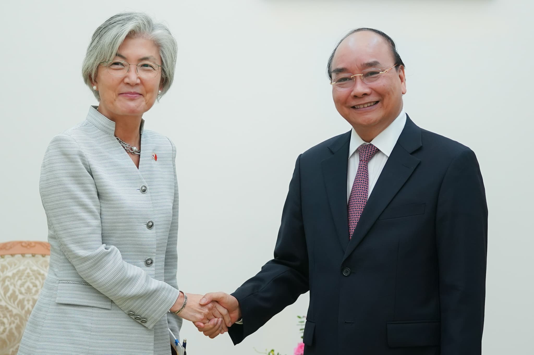 PM Phuc hosts reception for Korean FM