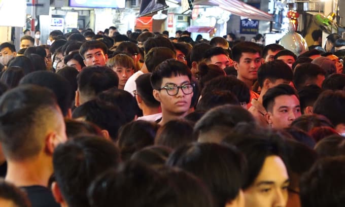 People cram into bars after Hanoi allows them to reopen