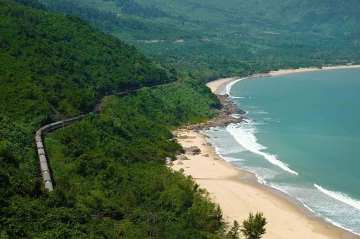 Hanoi-Da Nang rail route listed in world’s 10 best train journeys