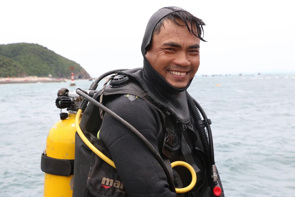 Off Quang Ninh coast, divers plunge the depths to electrify island