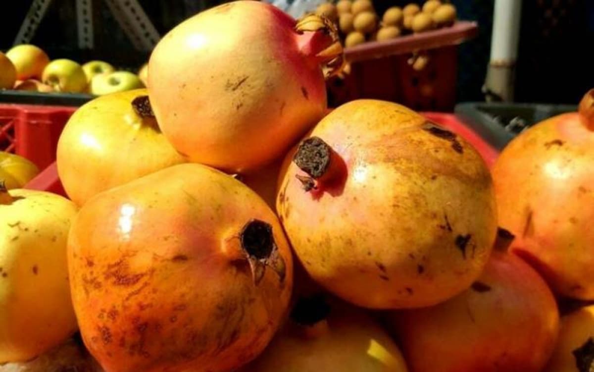 Expensive foreign fruit proves popular in Vietnamese market