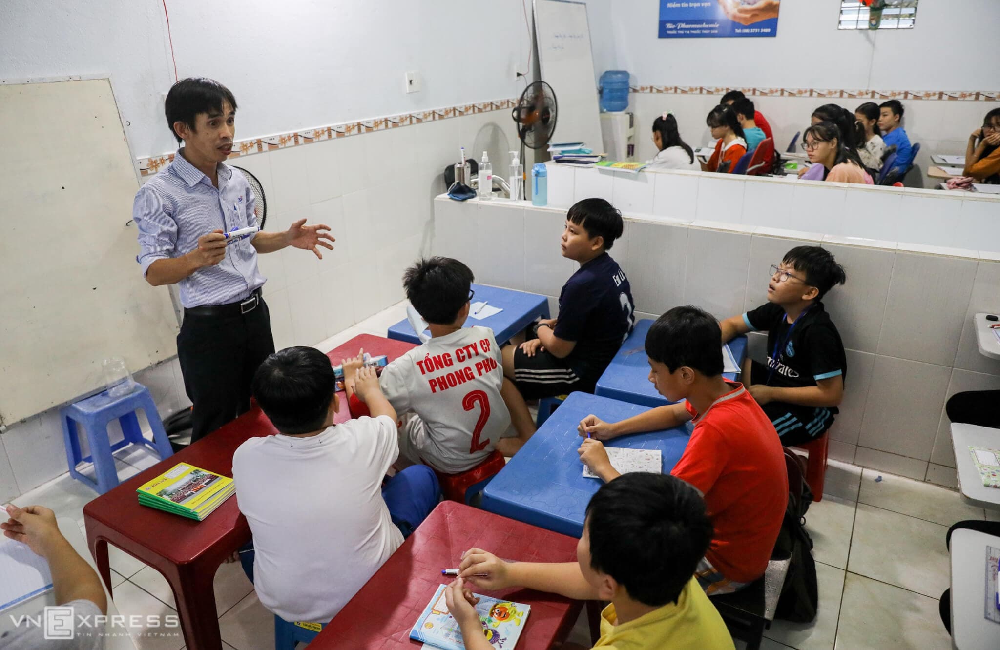 Saigon worker runs private school for free