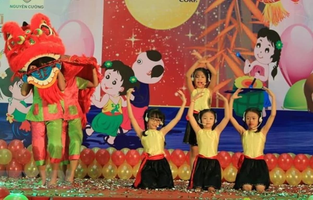 Top leader shares children’s Mid-Autumn Festival joy