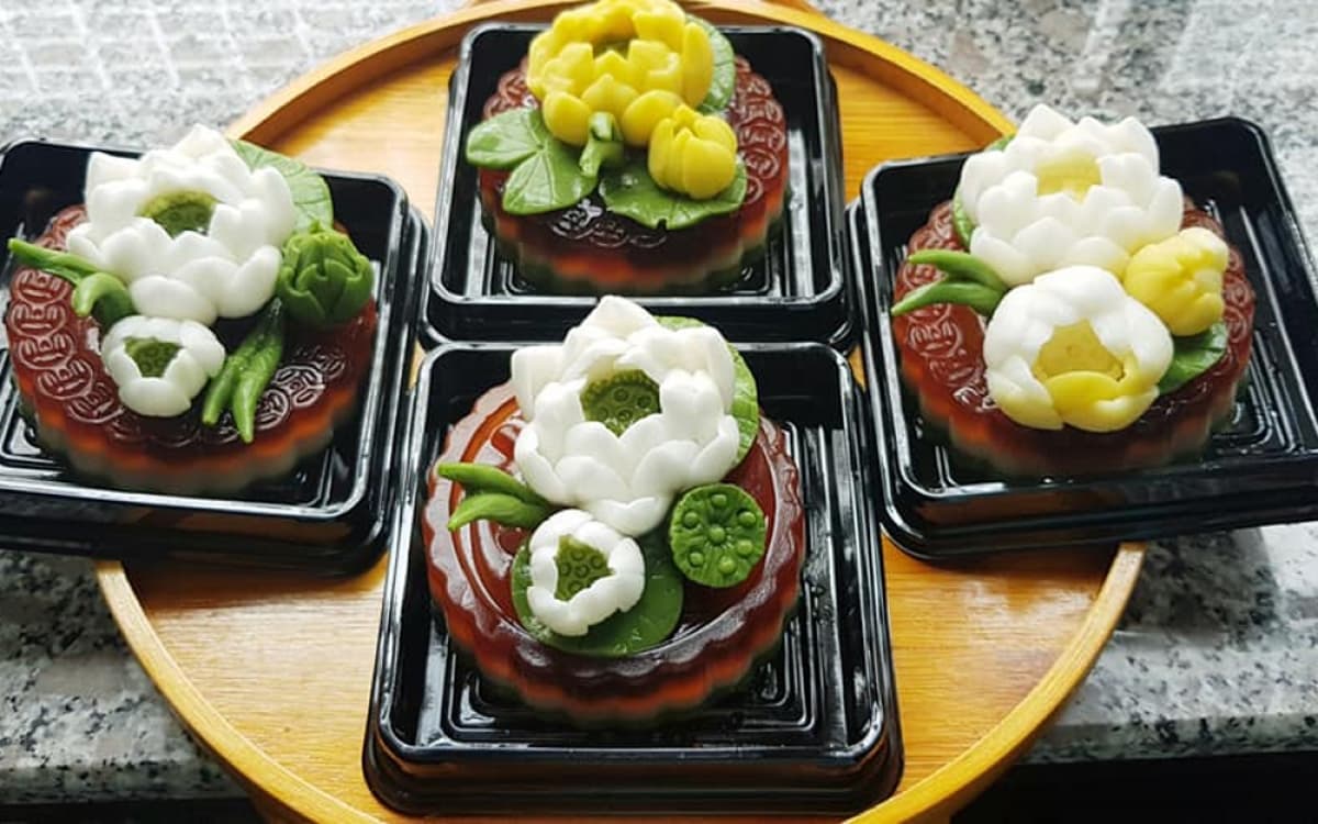 Unique moon cakes hit domestic market for Full Moon Festival