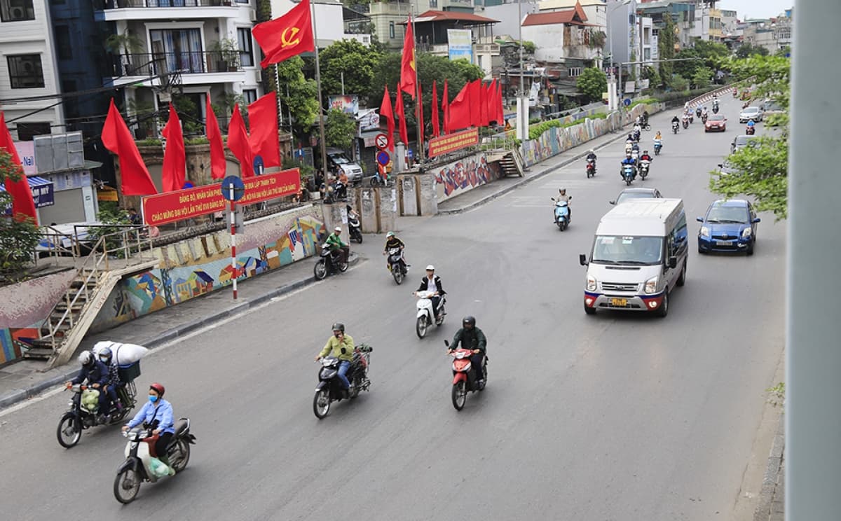Hanoians bundle up as sudden cold period descends on capital