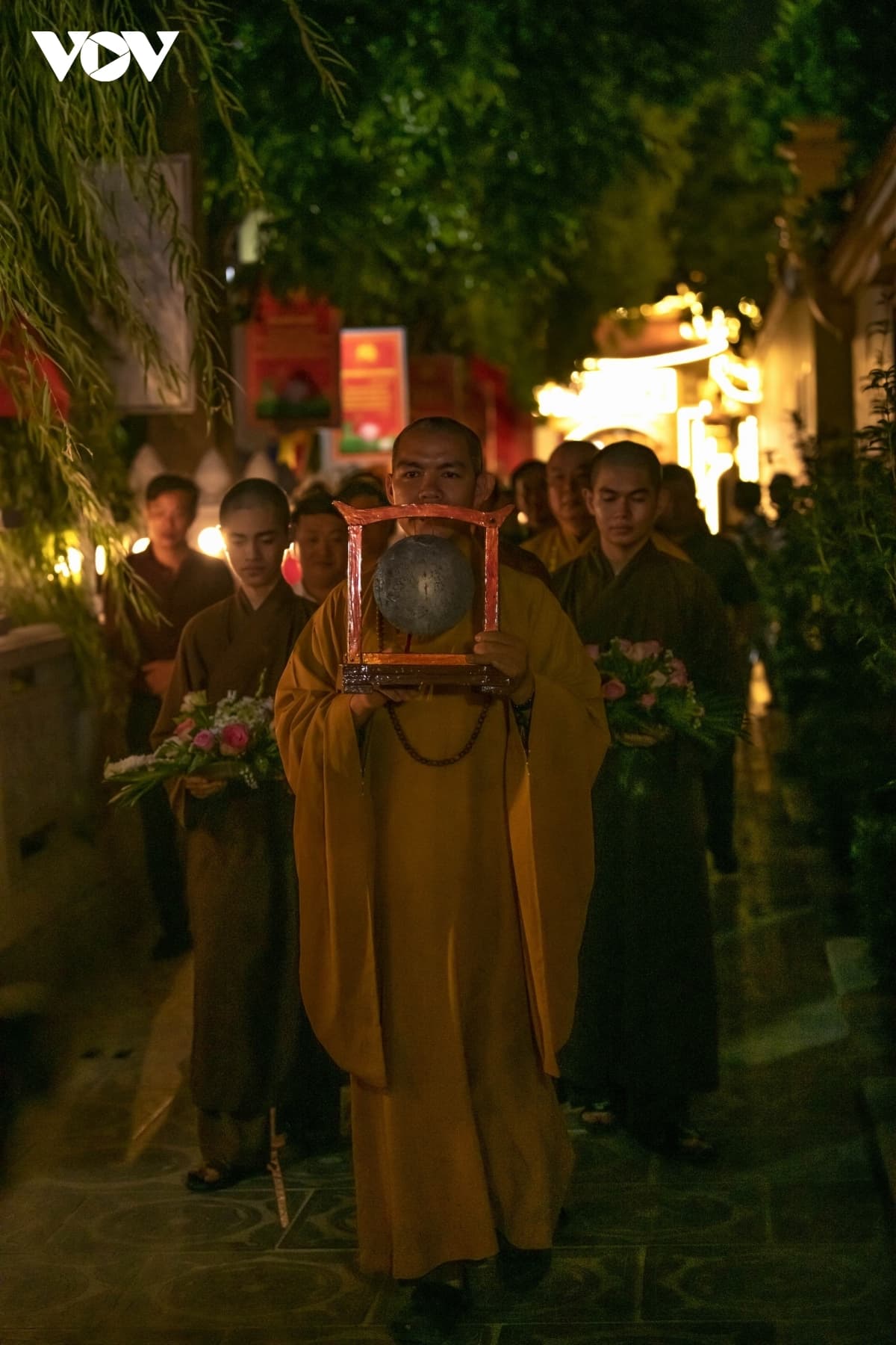 Tran Quoc pagoda hosts lantern festival to celebrate 66th Hanoi Liberation Day