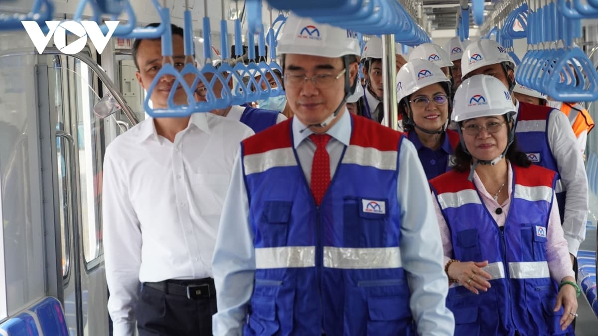 HCM City welcomes first train on Metro Line No 1 Ben Thanh - Suoi Tien