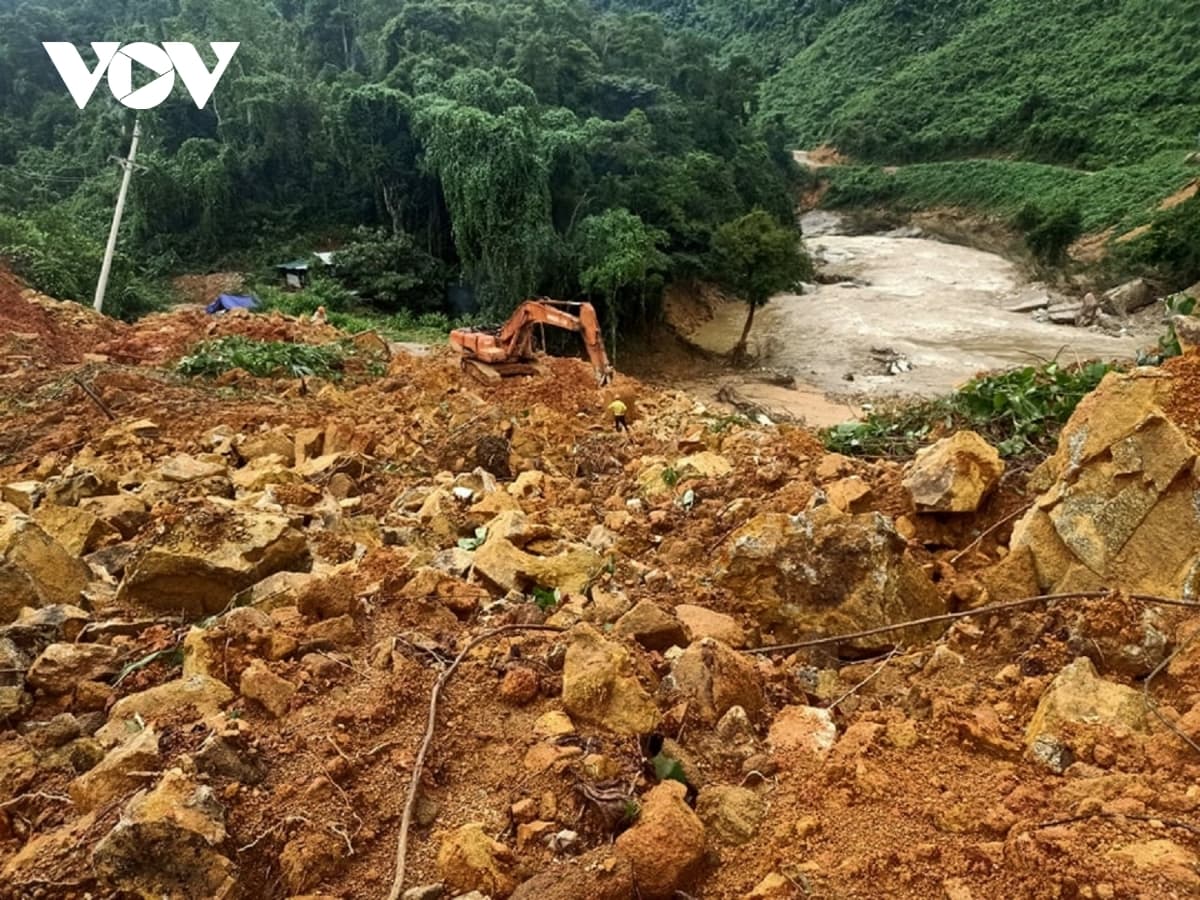 Landslide disaster: Rescue workers search for 17 in debris in central Vietnam