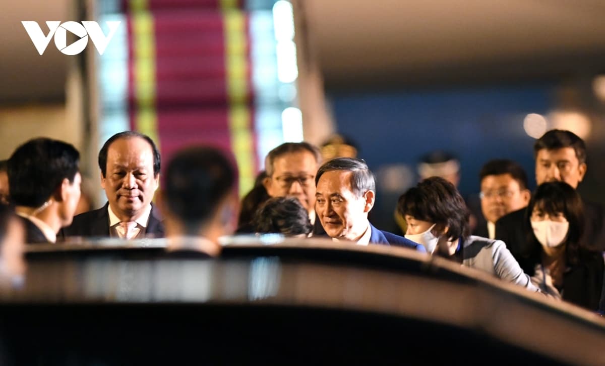 Japanese Prime Minister Suga Yoshihide arrives in Hanoi for official visit