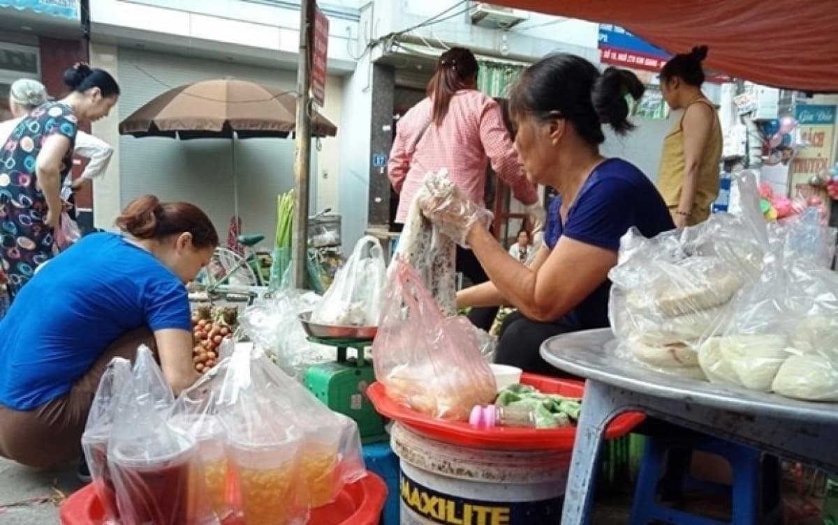 Despite campaign, Hanoi’s markets still flooded with plastic waste