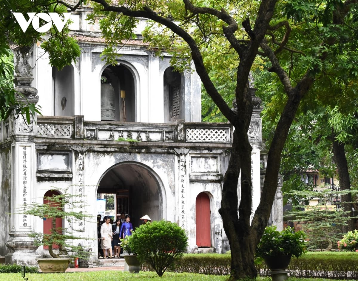 Wife of Japanese PM enjoys visit to Temple of Literature