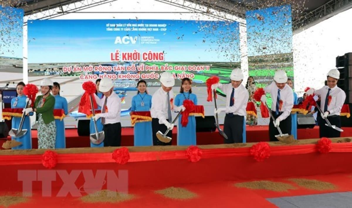 Work starts on expanding aircraft apron at Da Nang Airport