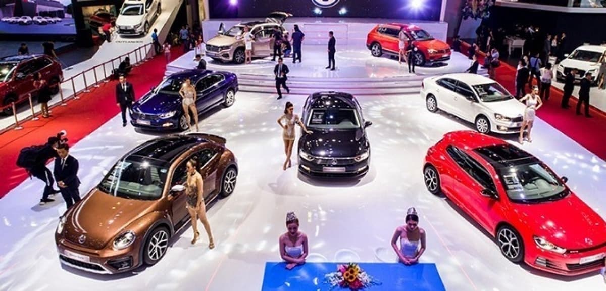 Car dealers sprint in last months of year, car prices plummet