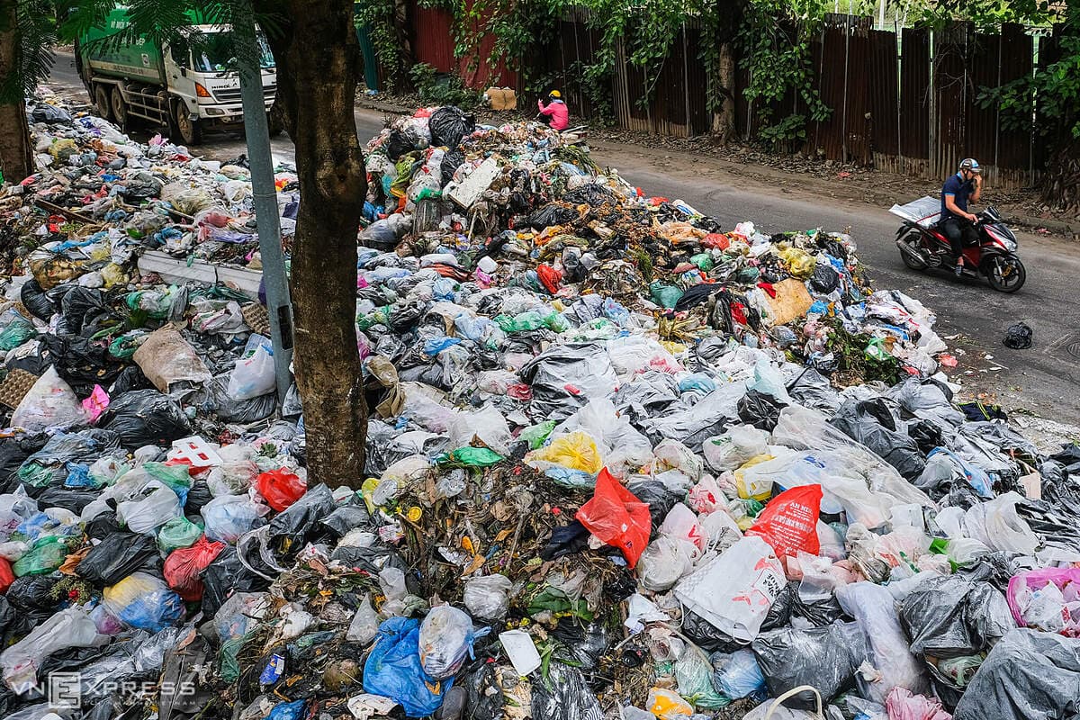Hanoi streets stink with piled up garbage