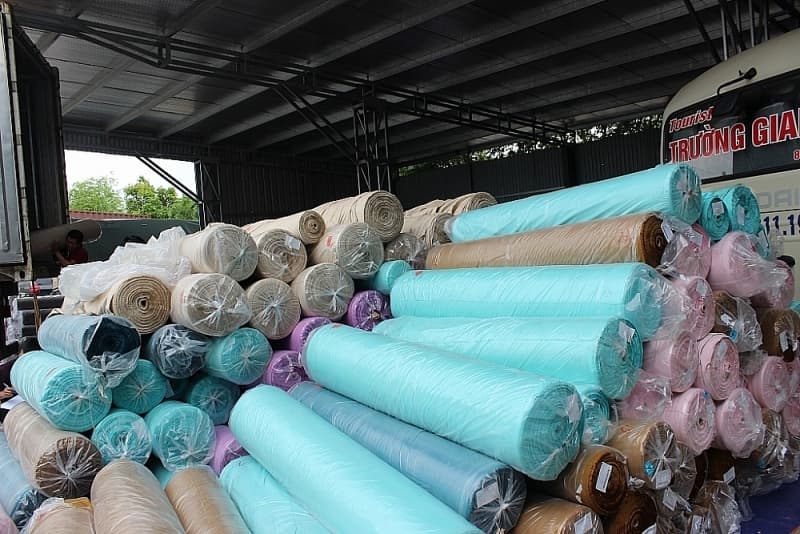 Expedition to verify violations related to 266 rolls of cloth materials