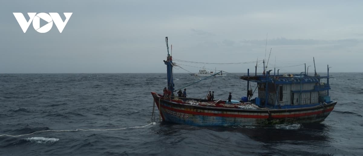 Rescue ships and helicopter deployed to search for Binh Dinh fishermen