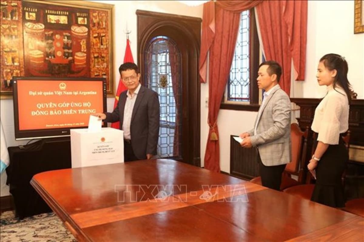More aid sent to flood survivors in central Vietnam from overseas