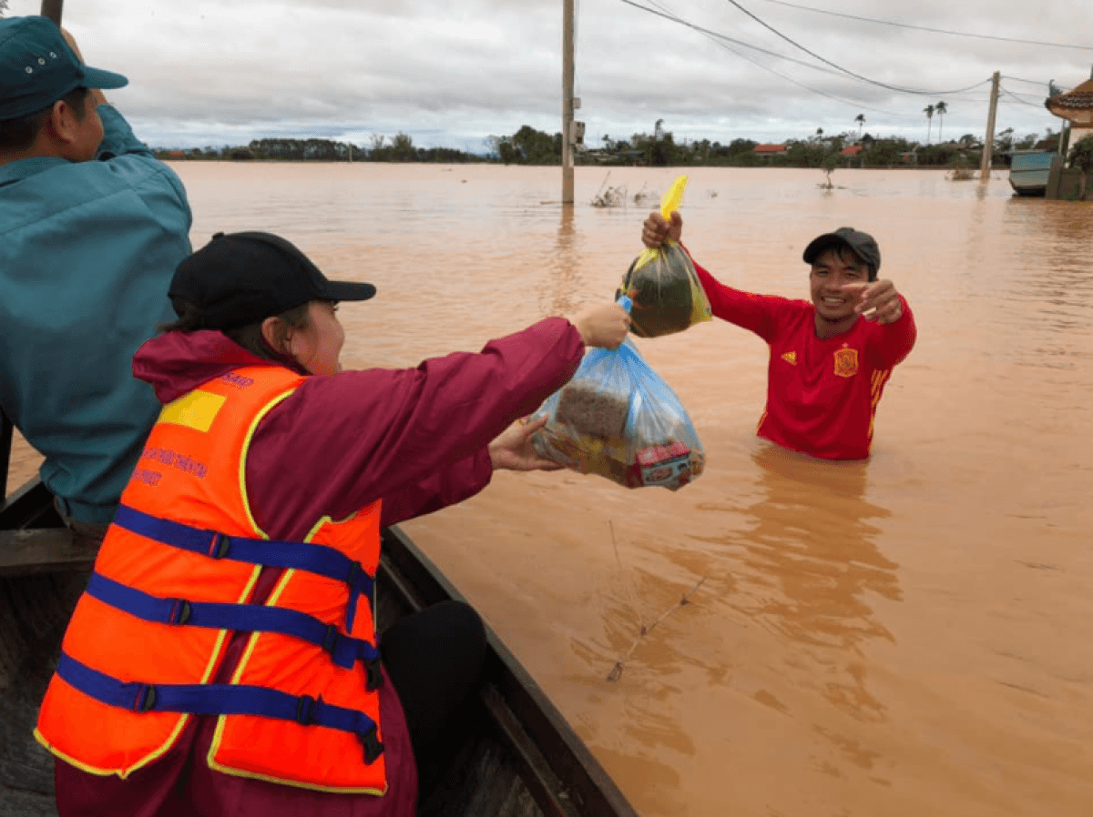 Disaster relief: When foreign friends show kind support to Vietnam