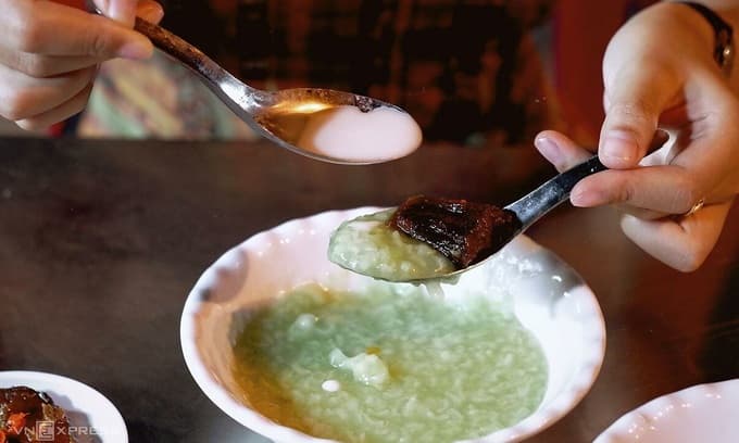 Mekong Delta night market lays out porridge buffet