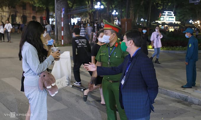 No mask, no entry to public spaces, warns Hanoi deputy chairman