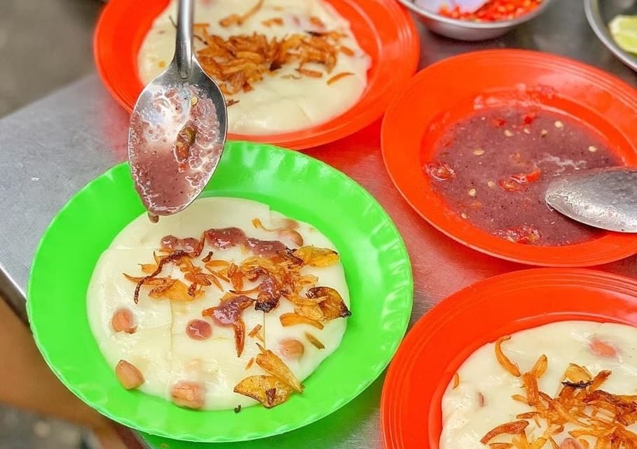 Saigon rice flour cake braves novel shrimp-paste flavor