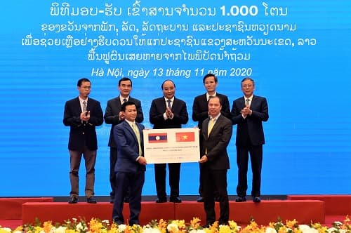 VN donates 1,000 tons of rice to flood-hit residents in Laos