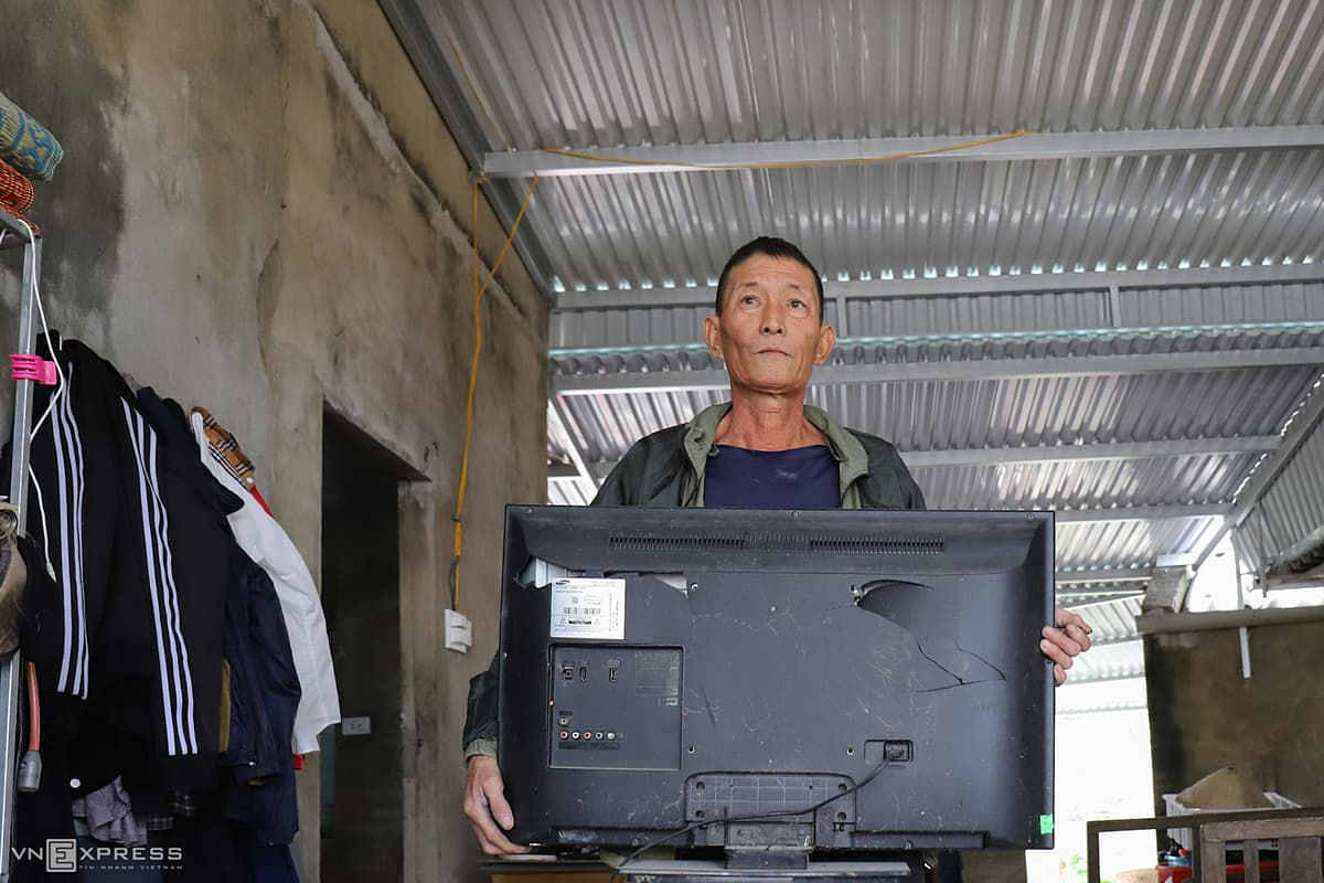 Central Vietnam residents rush to prepare for giant storm Vamco