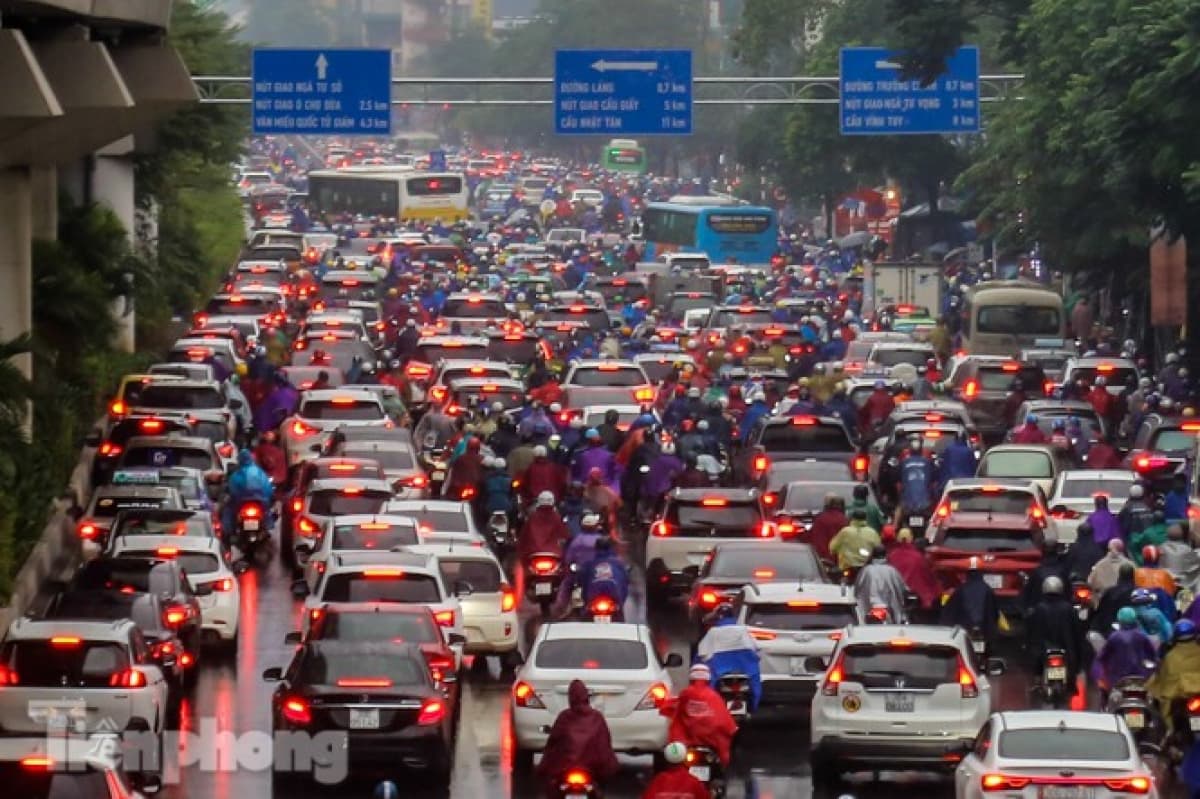 Heavy rain leaves Hanoi streets suffering severe traffic jams