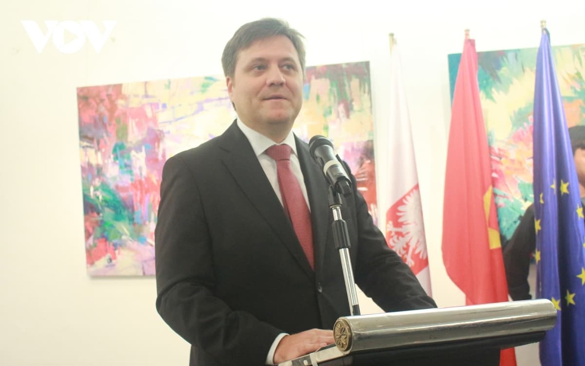 Painting exhibition marks Vietnam-Poland diplomatic ties