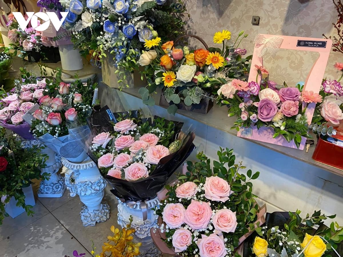 Gift market busy ahead of Vietnamese Teachers’ Day