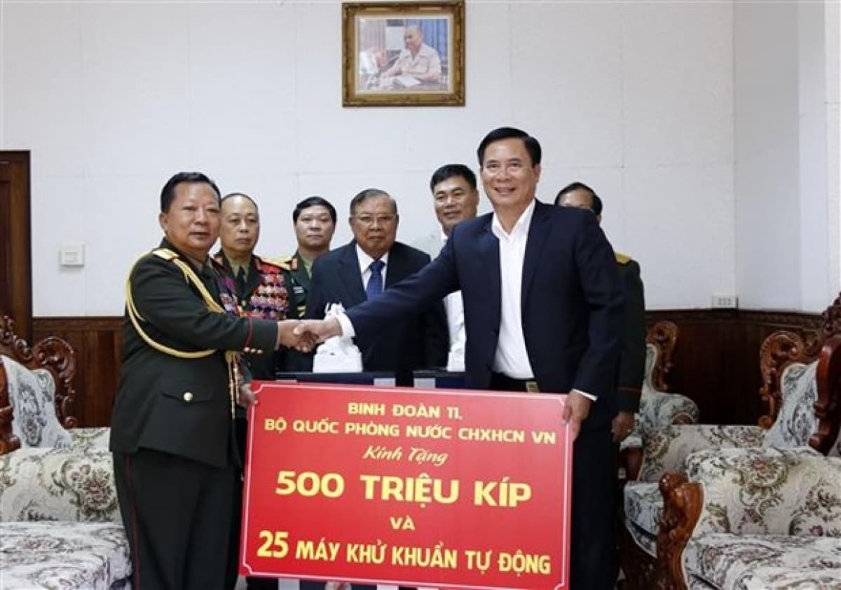 Defence Ministry supports Lao counterpart in fighting COVID-19