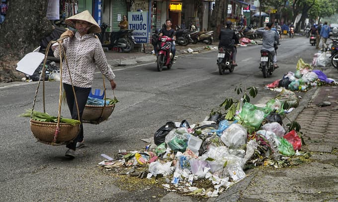 Hanoi trash collectors raise stench over salary delay