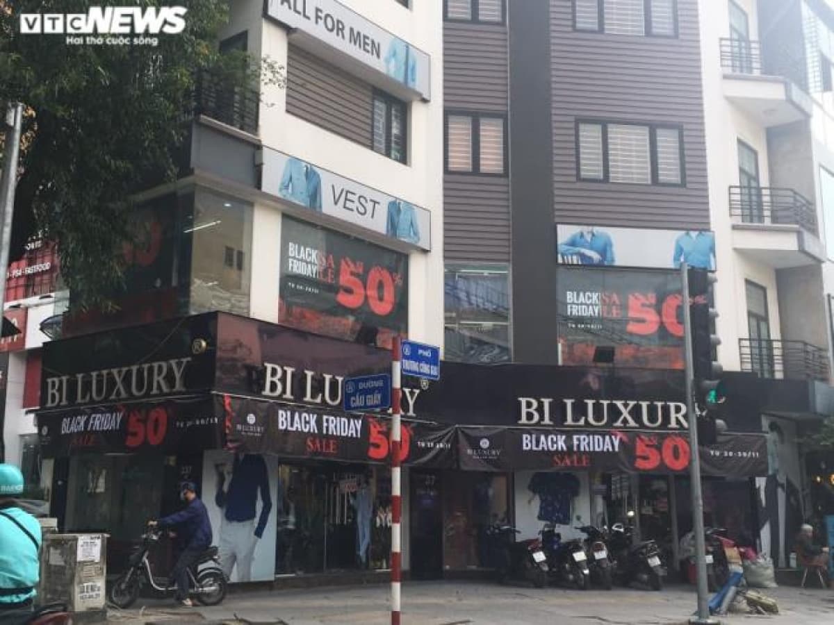 Hanoi fashion stores remain quiet despite Black Friday super sale