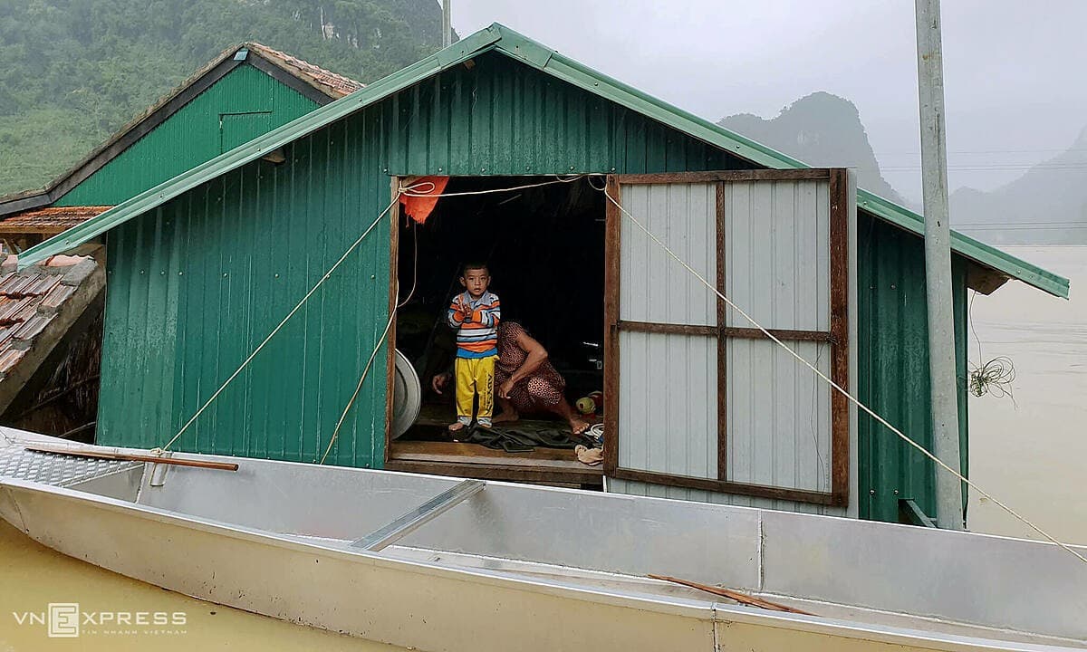UNICEF provides food to help malnourished Vietnamese children