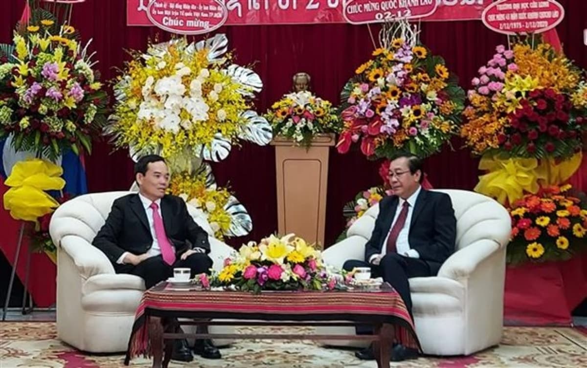 HCM City leaders offer greetings on Laos’ 45th National Day