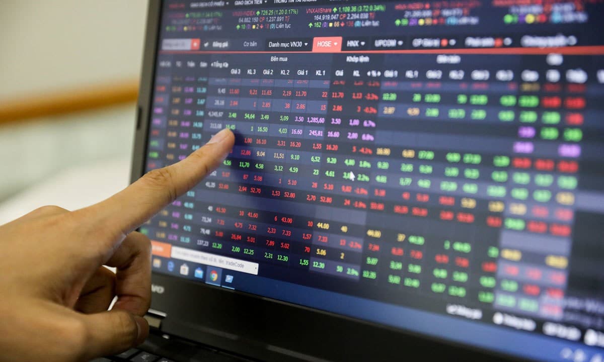 VN-Index drops as investors cash in on gains