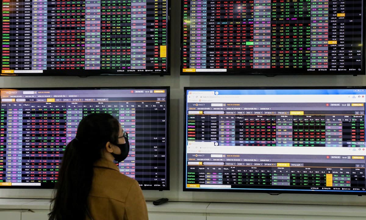 VN-Index slips, bank stocks among bigger losers