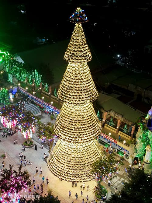Thousands take their hats off to a Xmas tree